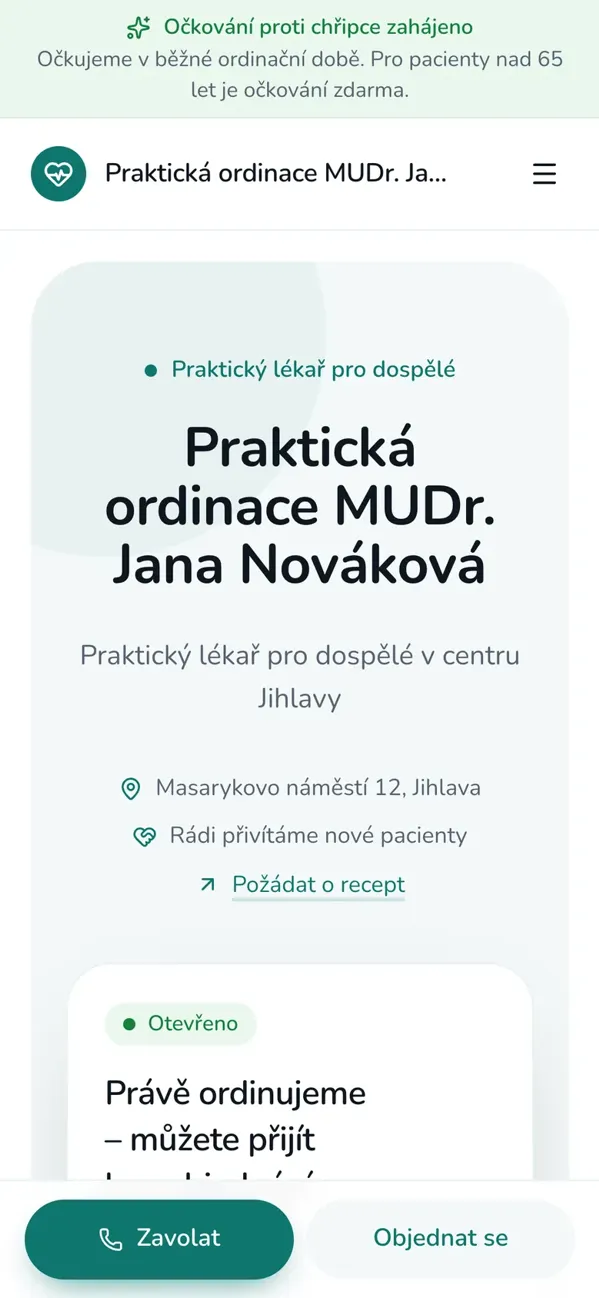 Web v motivu Rodinná na telefonu s tlačítky Zavolat a Objednat se